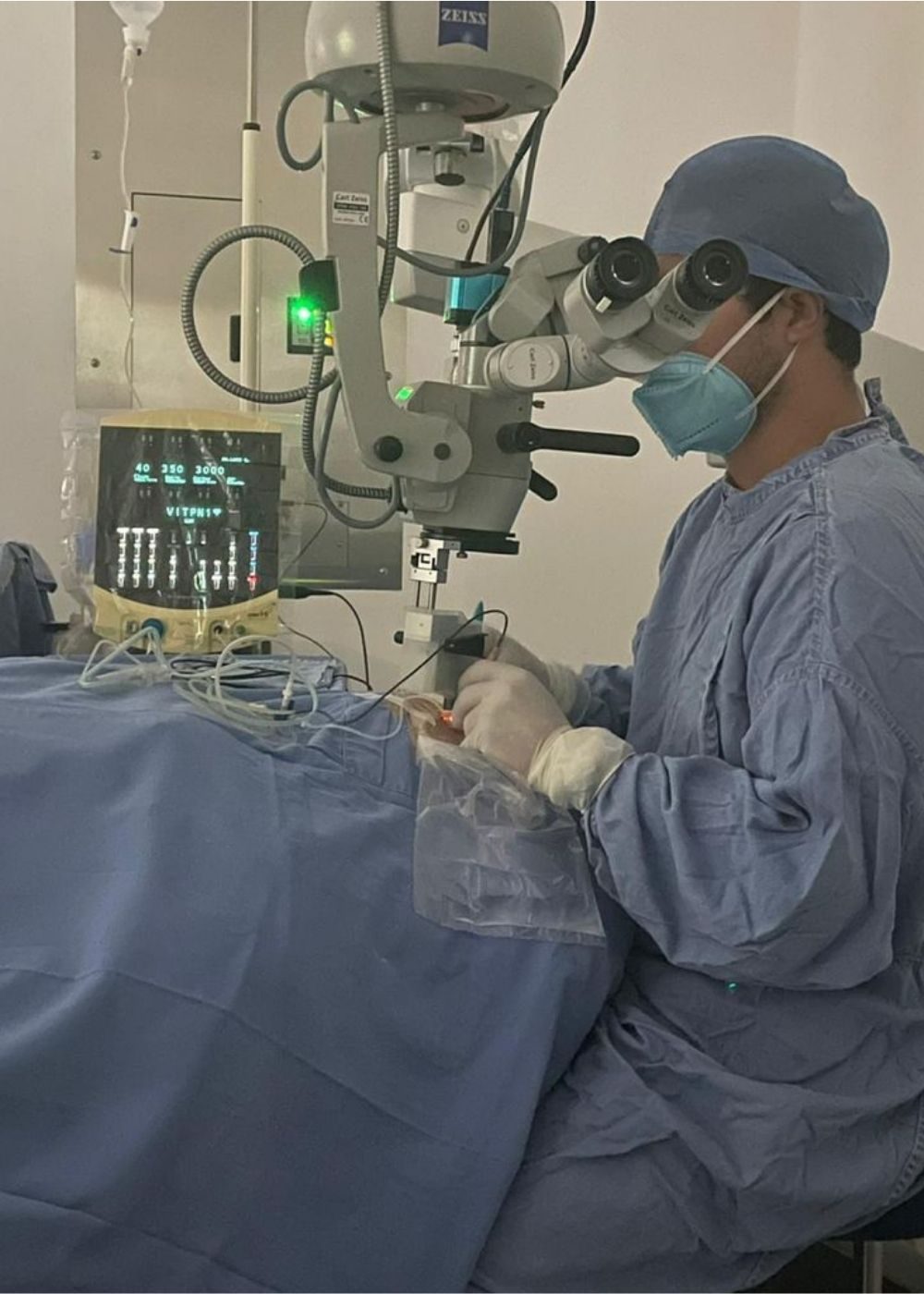 Dr Alejandro García Tinajero en cirujía oftalmológica